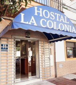 una señal de hospital la colombia en la parte delantera de un edificio en Hostal La Colonia, en Marbella
