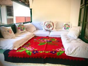 sala de estar con sofá y alfombra roja en Andrej's Village House, 