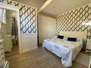 1 dormitorio con cama blanca y espejo en Perla Blu, en Viareggio