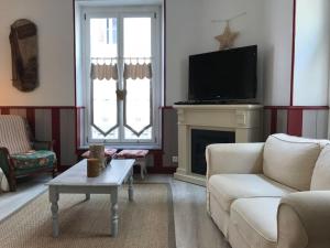 Televízia a/alebo spoločenská miestnosť v ubytovaní Centre Cauterets, appartement 72m2 pr 7 personnes