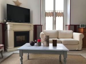 Televízia a/alebo spoločenská miestnosť v ubytovaní Centre Cauterets, appartement 72m2 pr 7 personnes