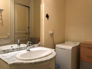 Kúpeľňa v ubytovaní Centre Cauterets, appartement 72m2 pr 7 personnes