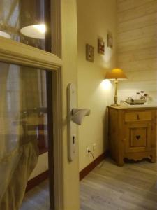 a room with a bed and a desk with a lamp at Centre Cauterets, appartement 72m2 pr 7 personnes in Cauterets