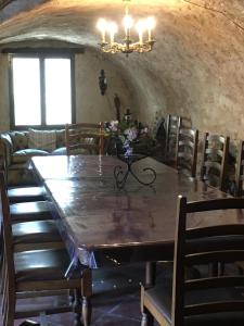 jadalnia z drewnianym stołem i krzesłami w obiekcie Gite fabuleux Saint Michel w mieście Muro