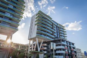 una representación de un edificio de apartamentos alto en Arena Apartments by CLLIX, en Brisbane