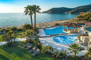 una vista aérea de un complejo con piscina en Hotel Hermitage, en Portoferraio