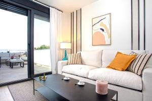 een woonkamer met een witte bank en een tafel bij Genteel Home Arruzafa in Córdoba +52 foto's