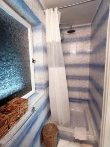 La salle de bains est pourvue d'une douche avec rideau de douche. dans l'établissement Kuća za odmor Anka, à Krapina