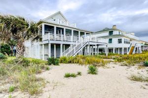 una gran casa blanca en la playa en Ocean Elegance, en Edisto Beach