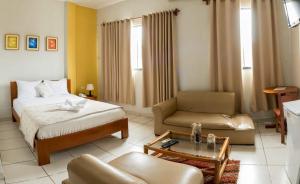 伊基托斯的住宿－瓦瑞羅旅舍，酒店客房,配有床和沙发