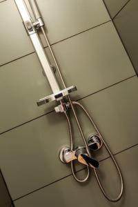 a shower head and a pipe on a wall at Confortable T2 à Saint Aubin in Toulouse