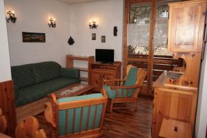 a living room with a couch and chairs at Residence Valfassa in Canazei