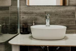 lavabo blanco en la encimera del baño en Grigoris Garden, en Parga 20 fotos más