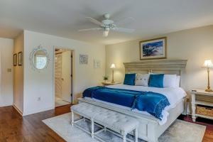 ein Schlafzimmer mit einem großen Bett und einem Deckenventilator in der Unterkunft Isle of Pines in Hilton Head Island
