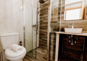 un baño con inodoro y lavabo en Grigoris Garden, en Parga