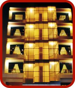 un edificio con luces en el lateral. en Hotel de Palazzo, en Islamabad