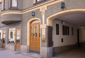 una entrada a un edificio con 2 puertas de madera en 2ndhomes Luxury Helsinki Center 2BR Apartment with Sauna, en Helsinki