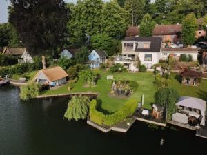 an aerial view of a house on the water at Ferienzimmer am See in Ratzeburg