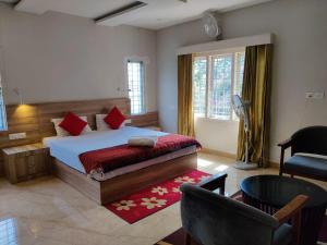 1 dormitorio con 1 cama y 1 silla en una habitación en WildZone, en Anachal