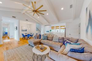 sala de estar con sofá y mesa en Cottages of Crystal Beach: Clipper Cove, en Destin