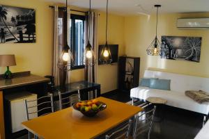 un soggiorno con un cesto di frutta su un tavolo di Casa MaBu by Your Madeira Rentals a Paul do Mar