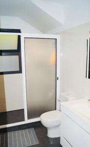 un bagno bianco con un water e un lavandino di Casa MaBu by Your Madeira Rentals a Paul do Mar