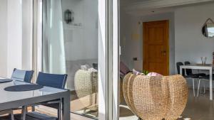 Posezení v ubytování Two bedroom apartment overlooking the pool - CO1222LT