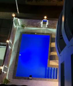 uma vista superior de uma piscina azul num edifício em Nile diana luxor em Luxor