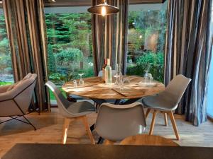 een eetkamer met een houten tafel en stoelen bij Dom Winiarza in Krosno