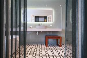 W łazience znajduje się umywalka, stół i lustro. w obiekcie Hotel Alexandra w Kopenhadze