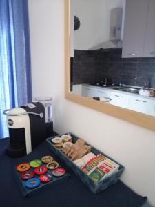 una bandeja de comida en una mesa en una cocina en Blu Home en Crotone