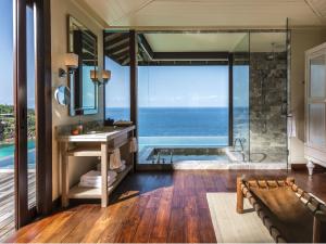 - une salle de bains avec vue sur l'océan dans l'établissement Four Seasons Resort Seychelles, à Baie Lazare
