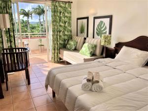 Ліжко або ліжка в номері SUPERBE STUDIO MARTINIQUE VUE ROCHER DU DIAMANT