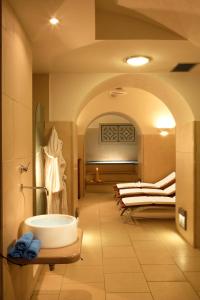 bagno con 4 lavandini e vasca di Grand Hotel Cocumella a Sant'Agnello