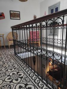 Rúm í herbergi á Vallparadis Pension Familiar" FIRDAUS"