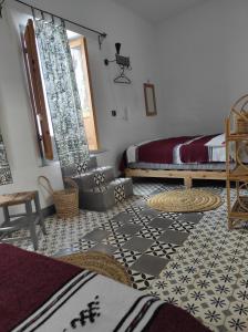 Rúm í herbergi á Vallparadis Pension Familiar" FIRDAUS"
