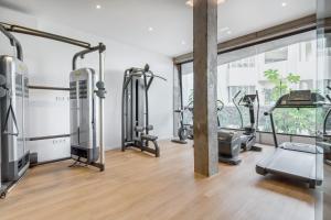 een fitnessruimte met loopbanden en cardio-apparatuur in een gebouw bij Jardines Acoran 04 DELUXE 1B in Palm-mar