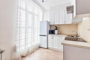 Kuchyň nebo kuchyňský kout v ubytování Однокомнатные апартаменты в районе экспо