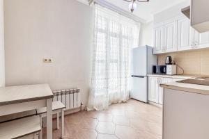 Kuchyň nebo kuchyňský kout v ubytování Однокомнатные апартаменты в районе экспо