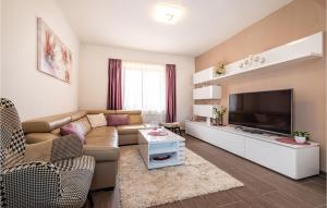 ein Wohnzimmer mit einem Sofa und einem TV in der Unterkunft 4 Bedroom Beautiful Home In Pridraga in Pridraga