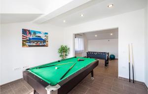 uma mesa de bilhar numa sala de estar com uma piscina em 4 Bedroom Beautiful Home In Pridraga em Pridraga