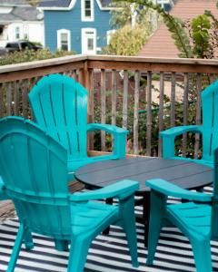 a picnic table and two chairs on a deck at reUnion in Picton