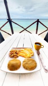 um prato de comida numa mesa ao lado da praia em Hostal Playa Blanca em Playa Blanca
