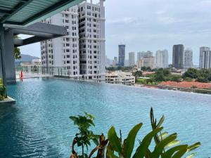 ein Schwimmbad auf dem Dach eines Gebäudes in der Unterkunft The Aspen, 3BR Cityview by WStay @Tropicana 218 Macalister in George Town