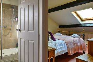 Ένα μπάνιο στο Finest Retreats - Awelon - Large Cottage to sleep 10 with Hot Tub +24 φωτογραφίες
