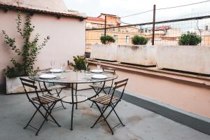 a table and chairs sitting on top of a balcony at Loft Esquilino Terrazza a Stazione Termini in Rome