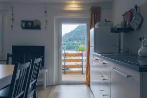 Kuchyň nebo kuchyňský kout v ubytování Una Civetta sul Lago