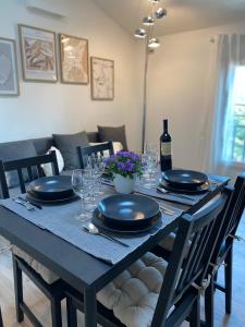 a dining room table with black plates and wine glasses at Il Fiore della fiera in Bologna