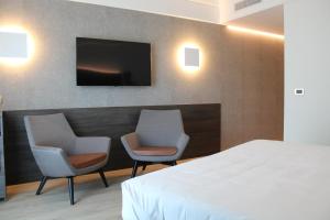 Televízia a/alebo spoločenská miestnosť v ubytovaní Park Hotel Junior