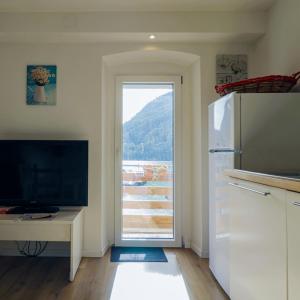 Kuchyň nebo kuchyňský kout v ubytování Una Civetta sul Lago